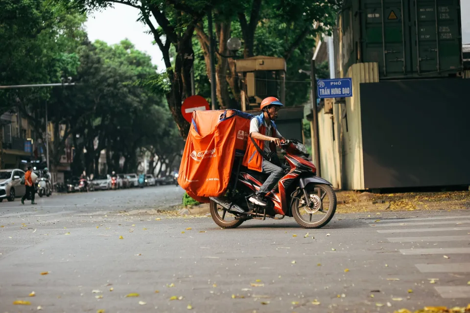 Rửa xe, dọn nội thất buổi sáng